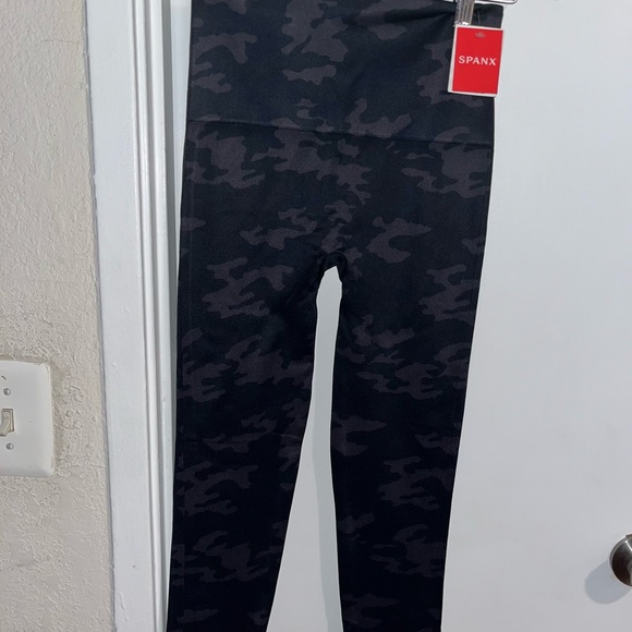 Spanx black gray camouflage leggings MEDIUM 6-8 
NEW with tags - Picture 2 of 2